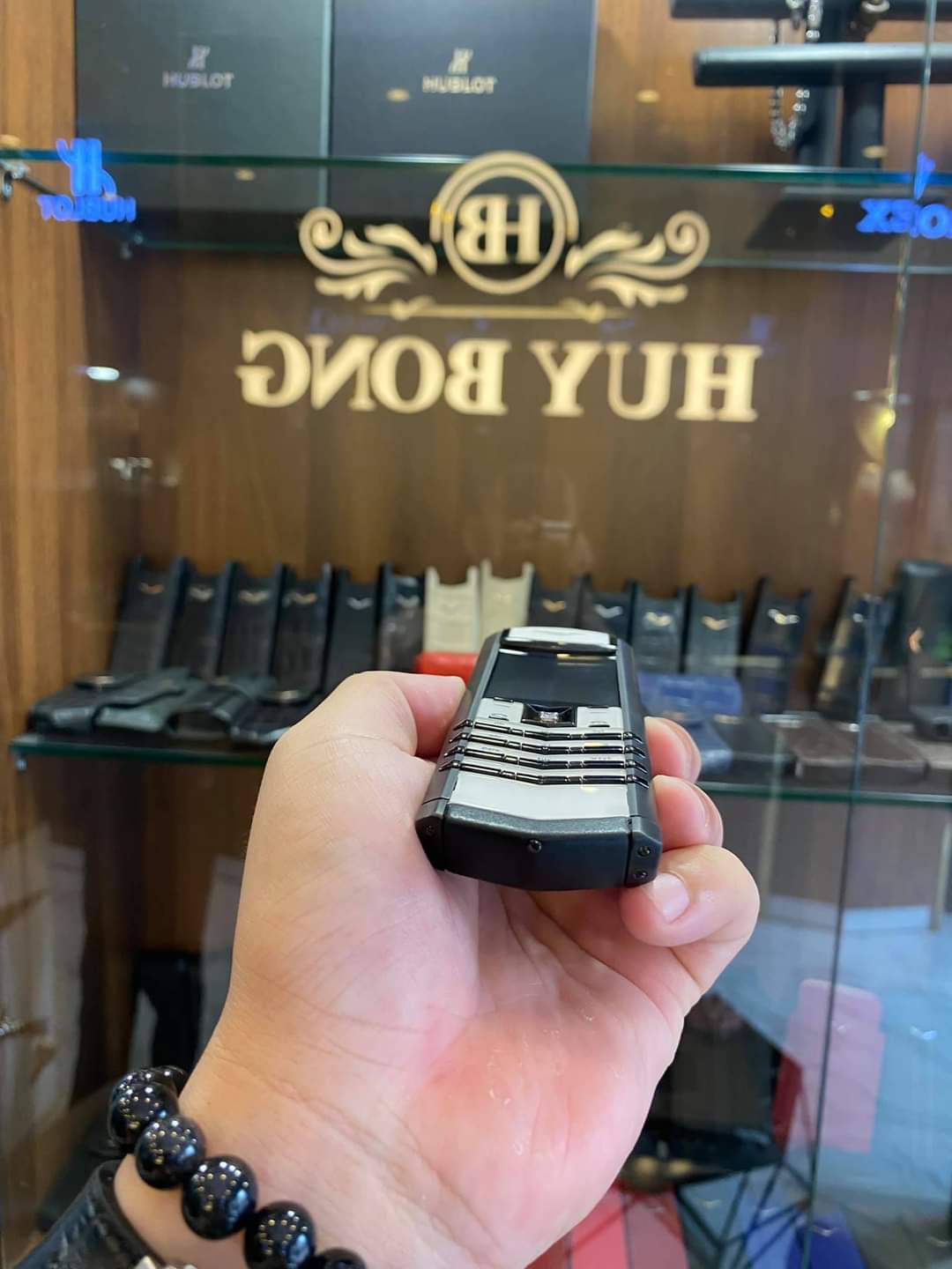 Vertu Signature Black And White