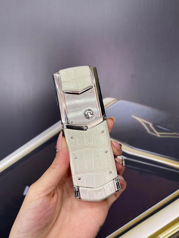 Vertu Signature Pure White