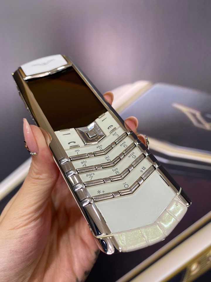 Vertu Signature Pure White