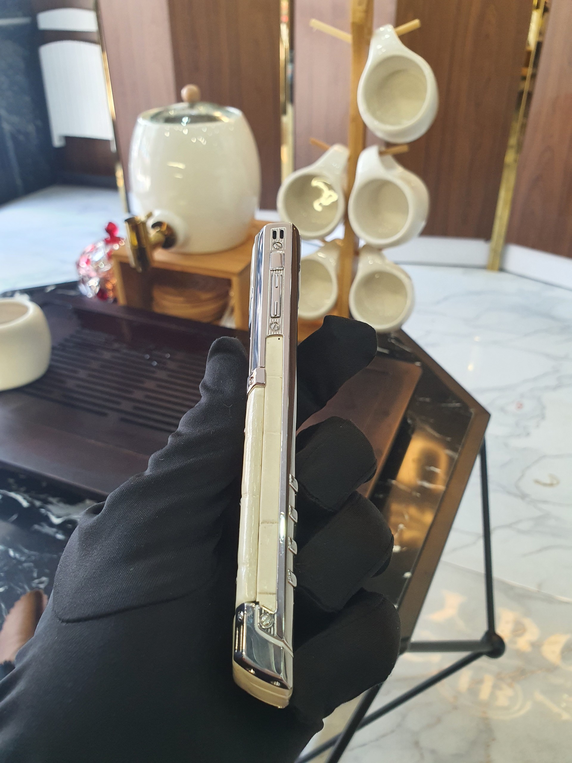 Vertu Signature S White Mother of Pearl Alligator Diamonds