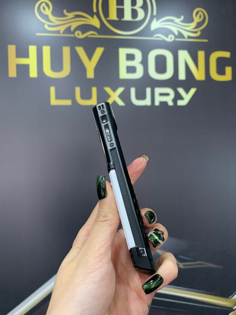 Vertu Singnature Black And White