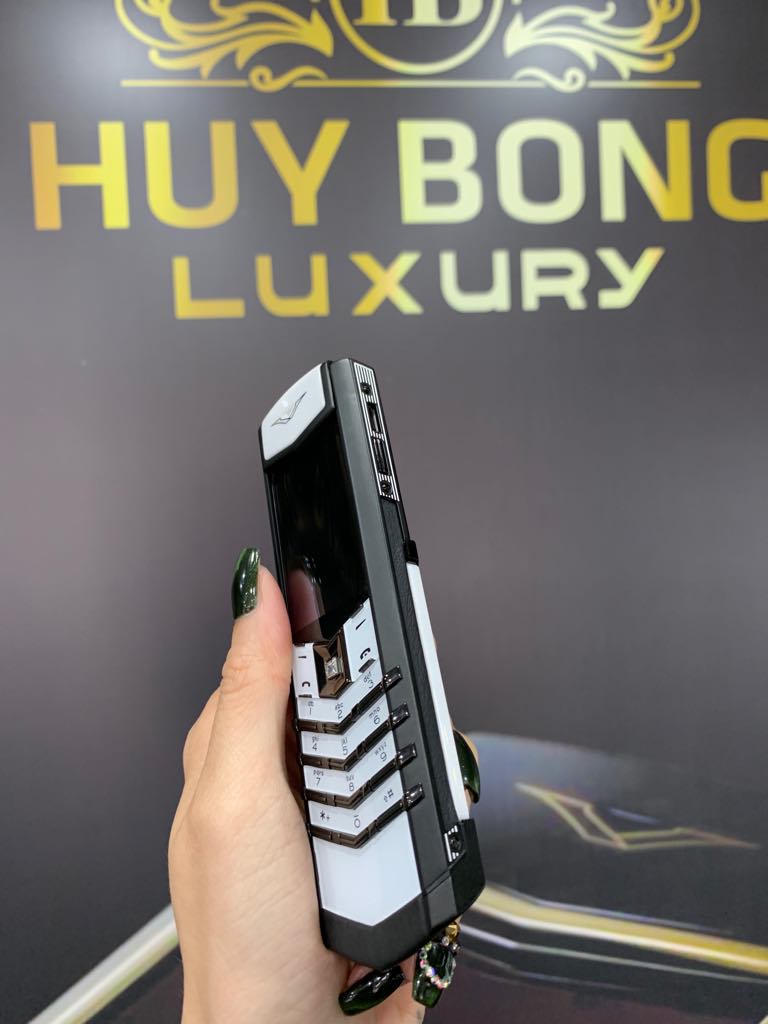 Vertu Singnature Black And White