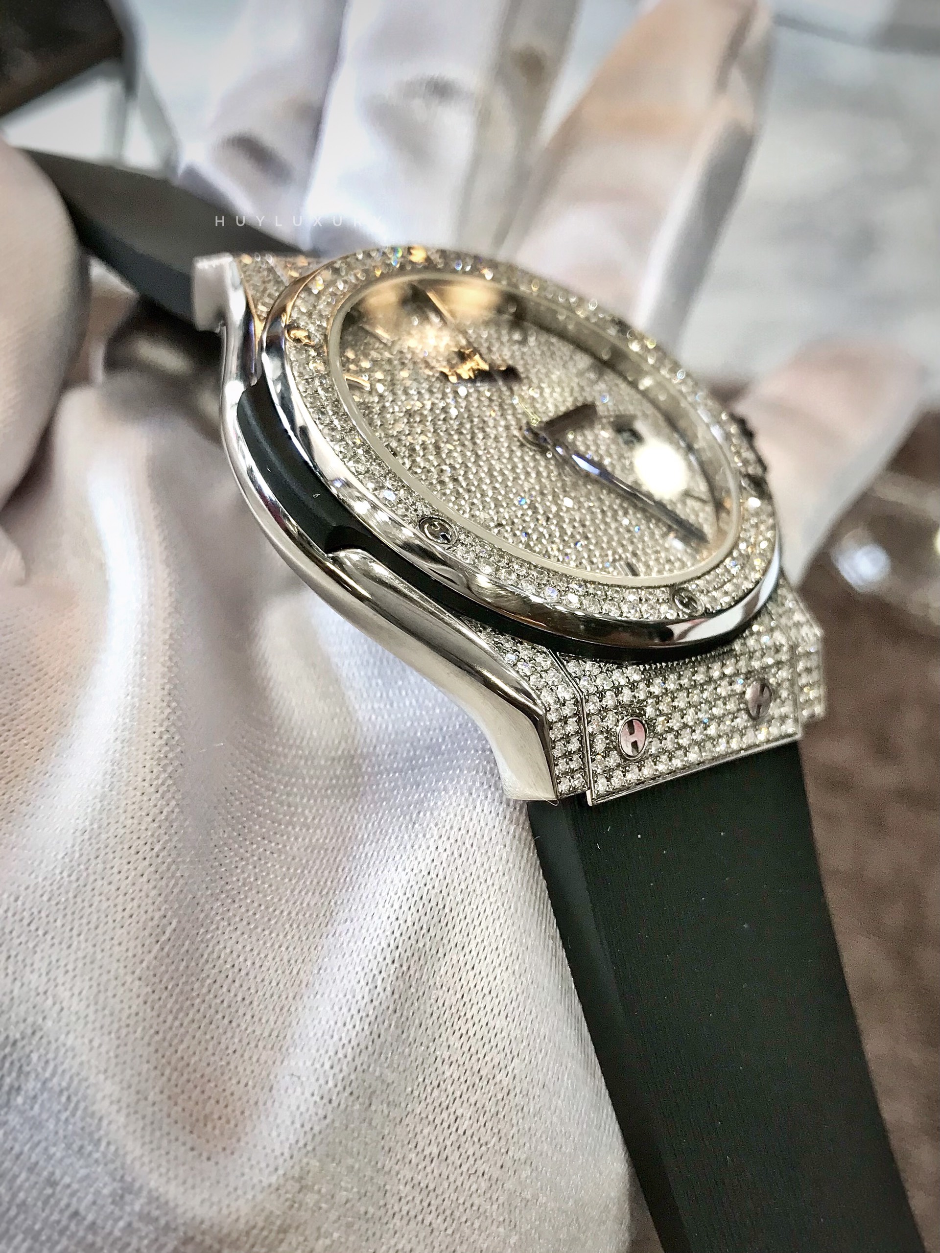 Đồng Hồ Hublot Fusion Classic 42mm Steel FULL DIAMONDS