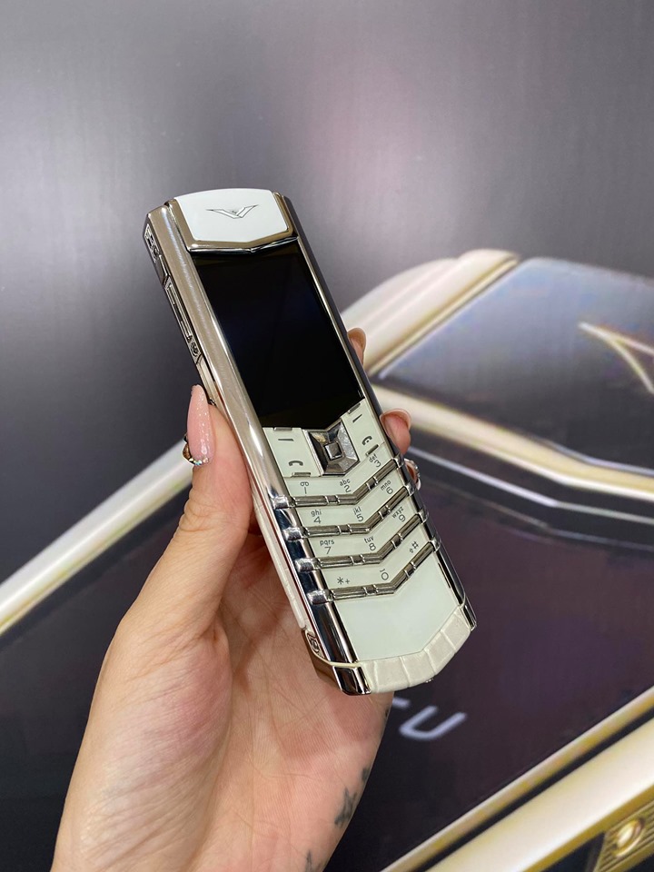 Vertu Signature Pure White