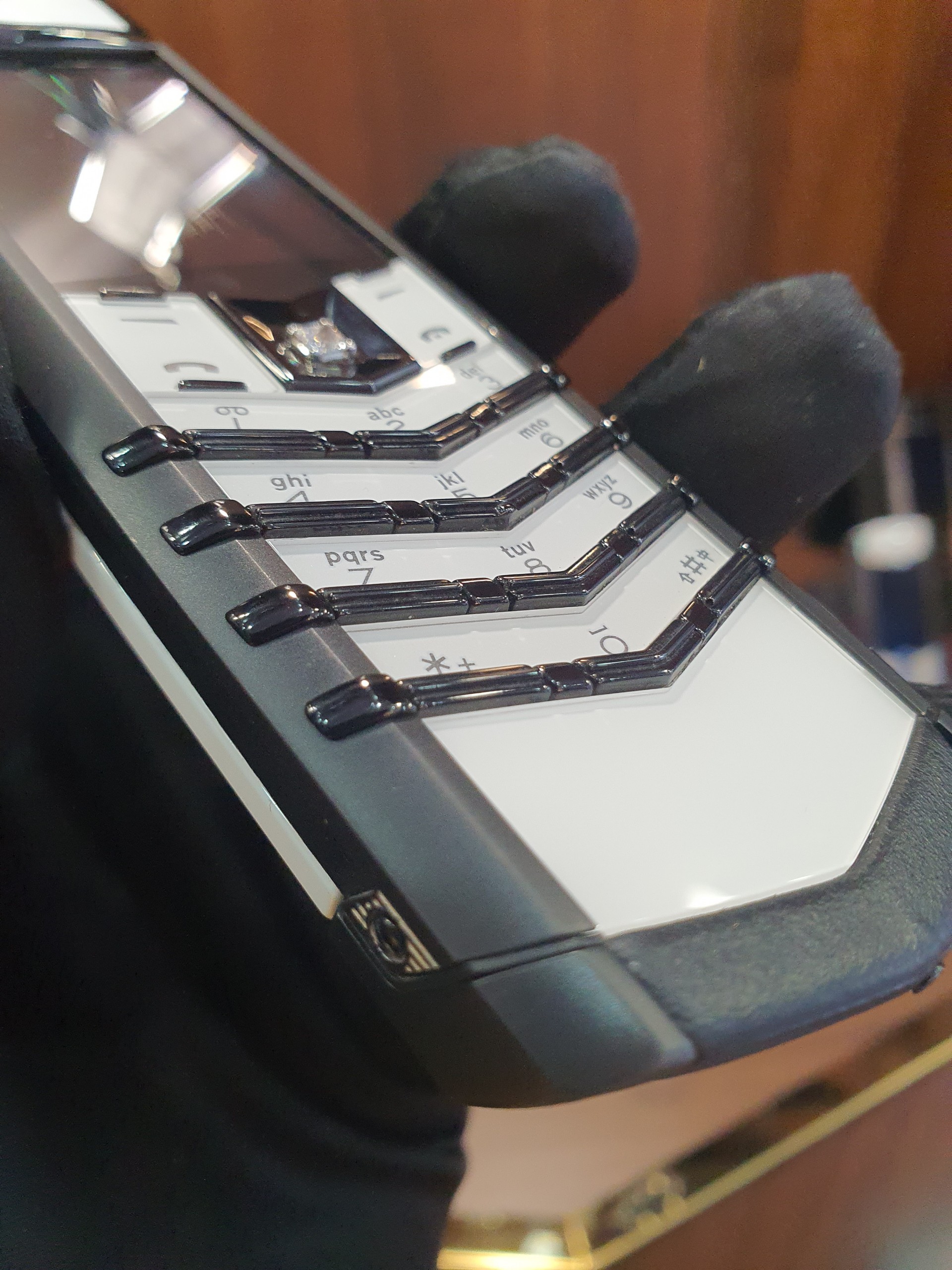 Vertu Signature Black And White