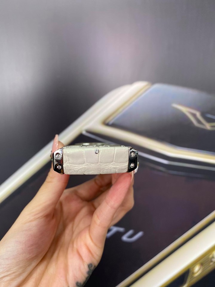 Vertu Signature Pure White