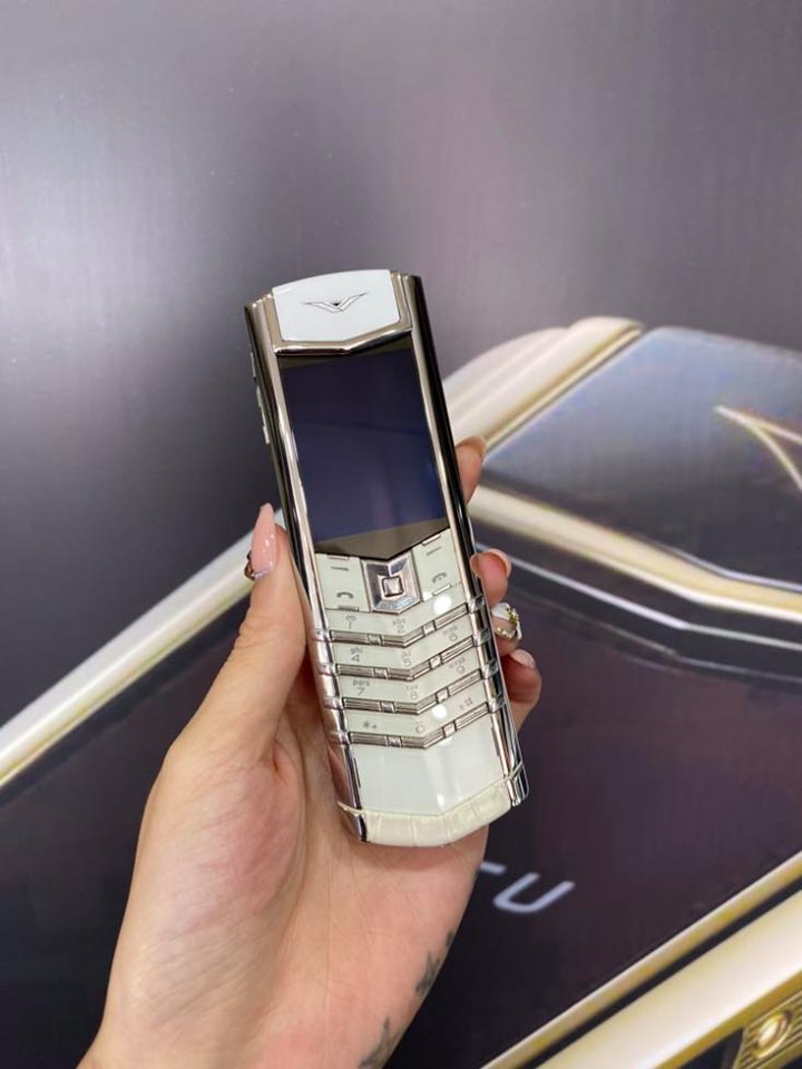 Vertu Signature Pure White
