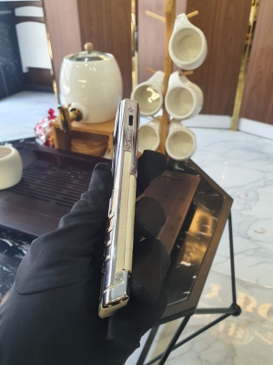 Vertu Signature S White Mother of Pearl Alligator Diamonds