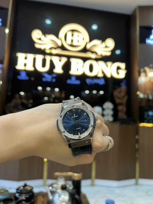 HUBLOT CLASSIC FUSHION TITANIUM BLUE DIAL DIAMOND 42MM